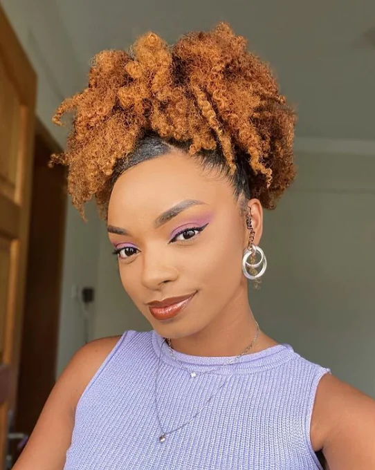 Penteados para cabelos crespos- Penteado Afro Puff